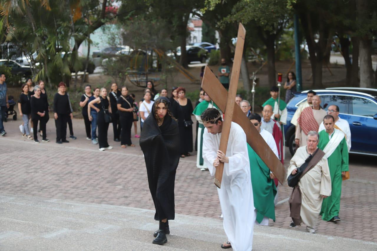 $!Feligreses viven con devoción la Procesión del Silencio en Mazatlán
