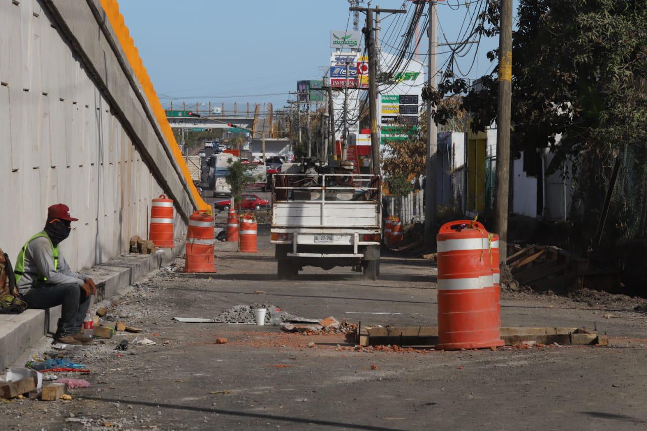 $!A 10 días de su apertura, laterales del puente del Libramiento Colosio siguen sin concluir
