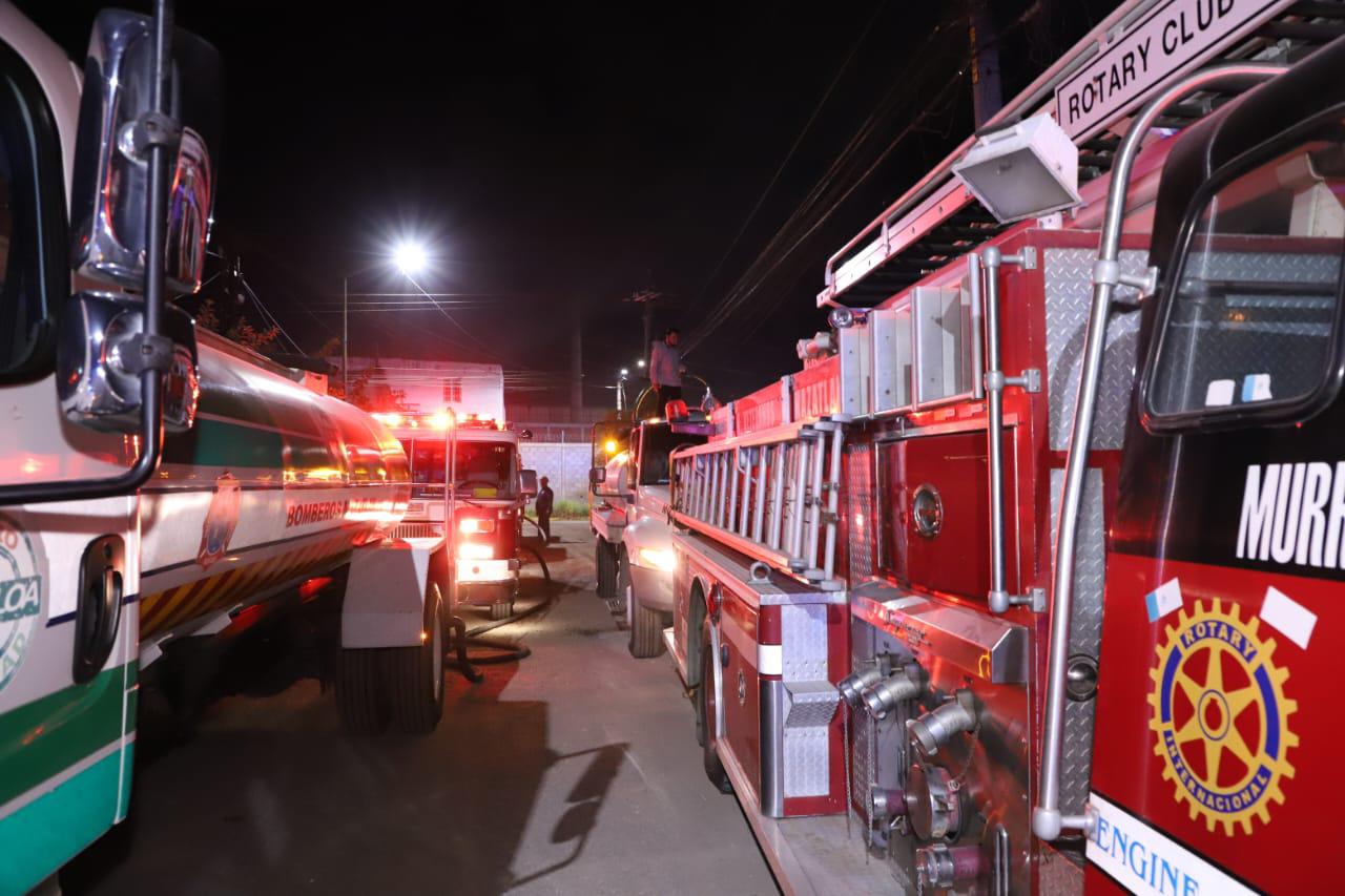 $!Se incendian 4 autobuses en Mazatlán; evacuan a personal de gasolinera cercana