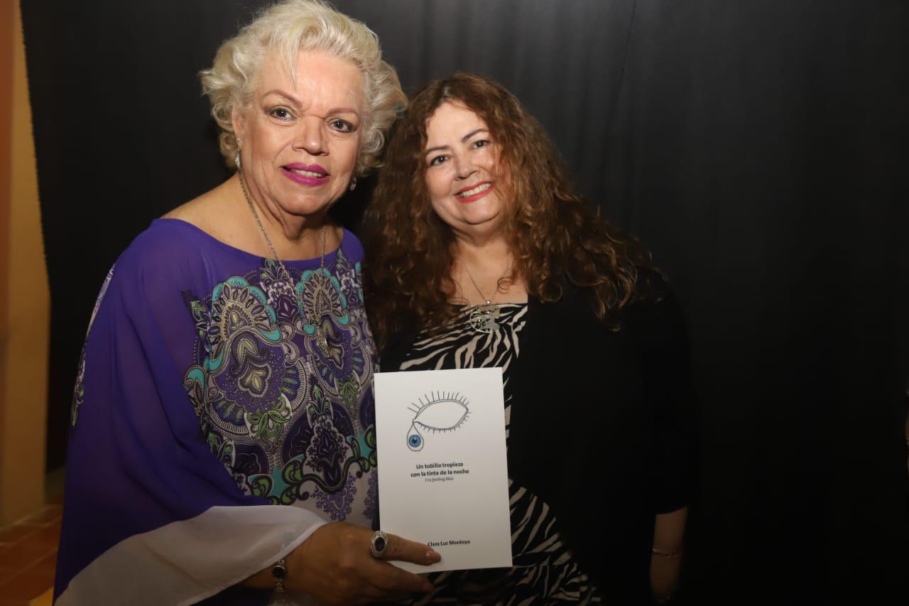 $!La escritora en compañía de la también poeta, Julieta Montero, quien fue la anfitriona esa tarde-noche de poesía.