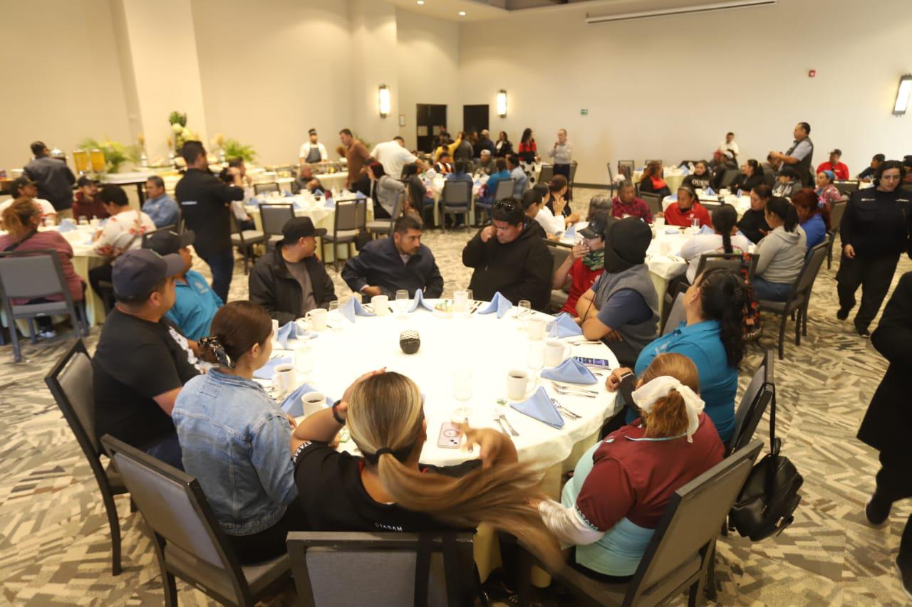 $!Premia Pueblo Bonito a los héroes de la limpieza en Mazatlán