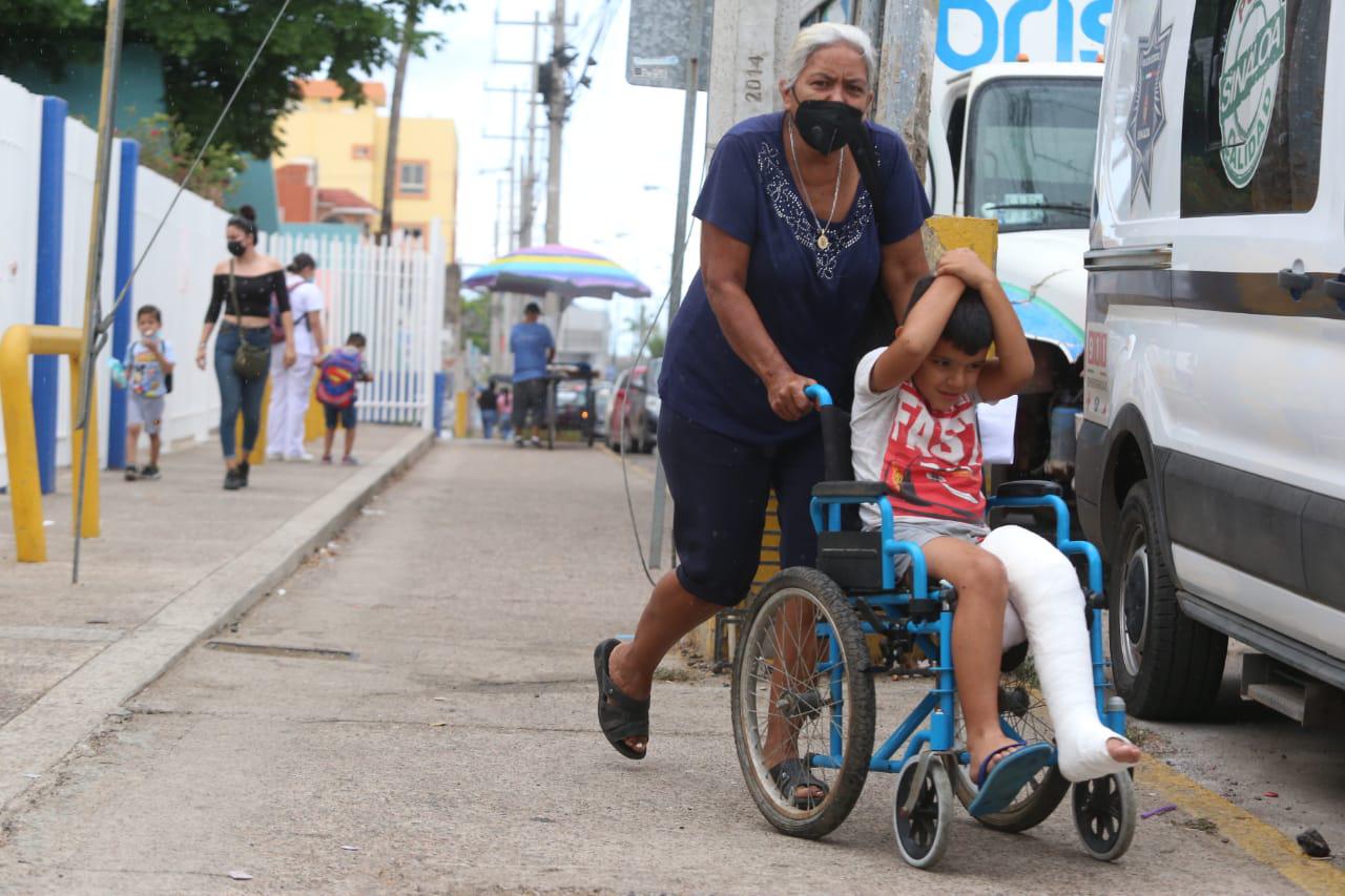 $!En Mazatlán llevan a niños de 5 a 11 años a vacunarse contra el Covid, pero los regresan porque se agotaron las dosis