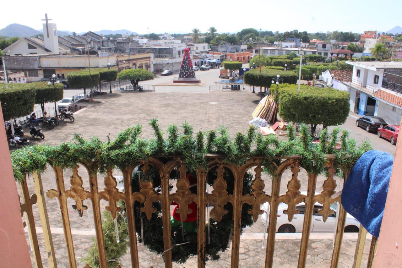 $!Por lluvias remueven decoración decembrina en Palacio Municipal de Rosario