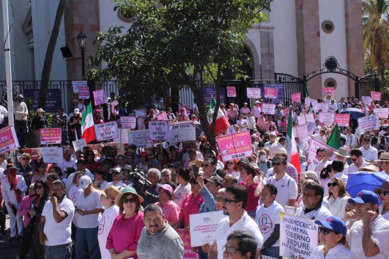 $!En Culiacán marchan cerca de 4 mil en movimiento por ‘nuestra democracia’