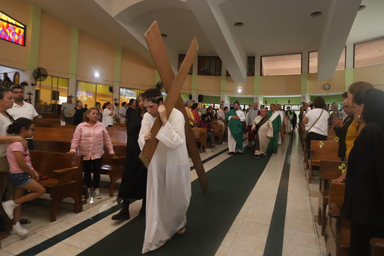 $!Feligreses viven con devoción la Procesión del Silencio en Mazatlán