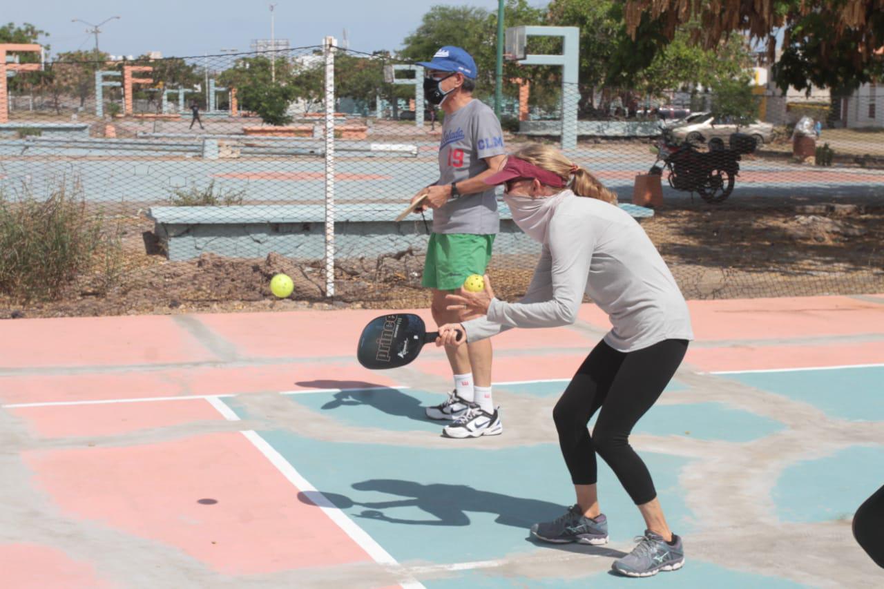 $!César Vargas cruza fronteras para impartir en Mazatlán clínica gratuita de pickleball