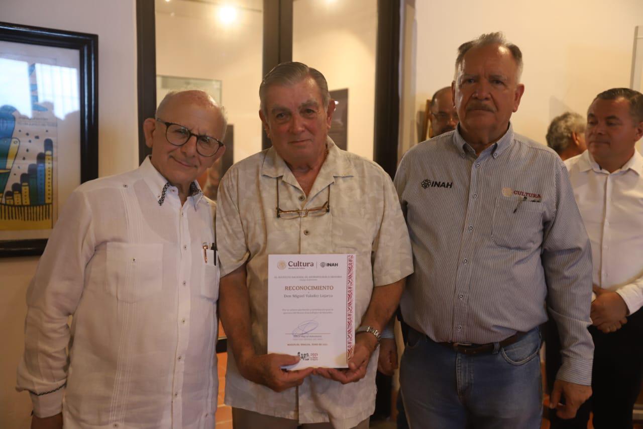 $!Diego Prieto, director general del Instituto Nacional de Antropología e Historia, hizo entrega de un reconocimiento a Miguel Valadés, quien ha impulsado la historia en el puerto.