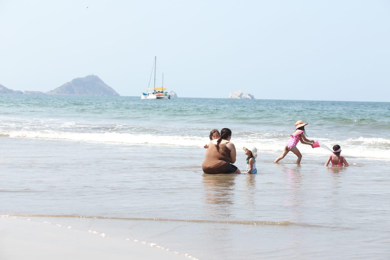 $!Bañistas evaden señales de precaución en playas de Mazatlán