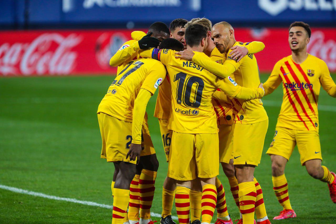 $!El Barcelona vence al Osasuna y agita el derbi