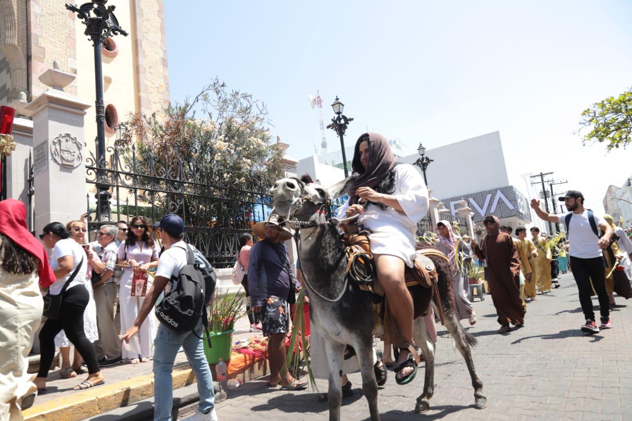 $!Jóvenes de Mazatlán representan la entrada triunfal de Jesús a Jerusalén