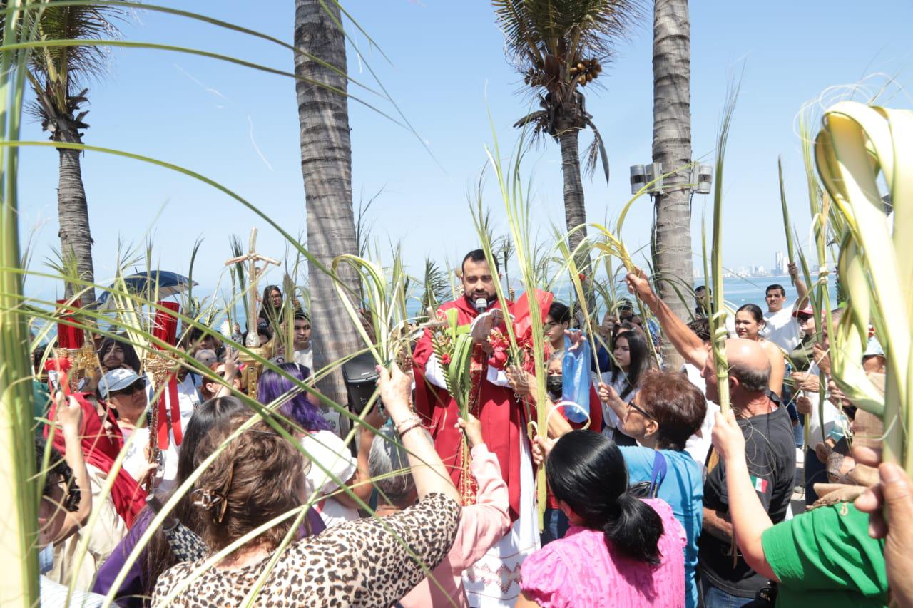 $!Jóvenes de Mazatlán representan la entrada triunfal de Jesús a Jerusalén