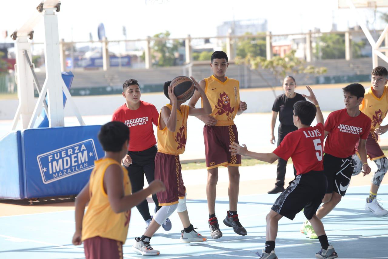 $!Sun Devils ‘quema’ a Jaguares en la Copa de Basquetbol Mazatlán