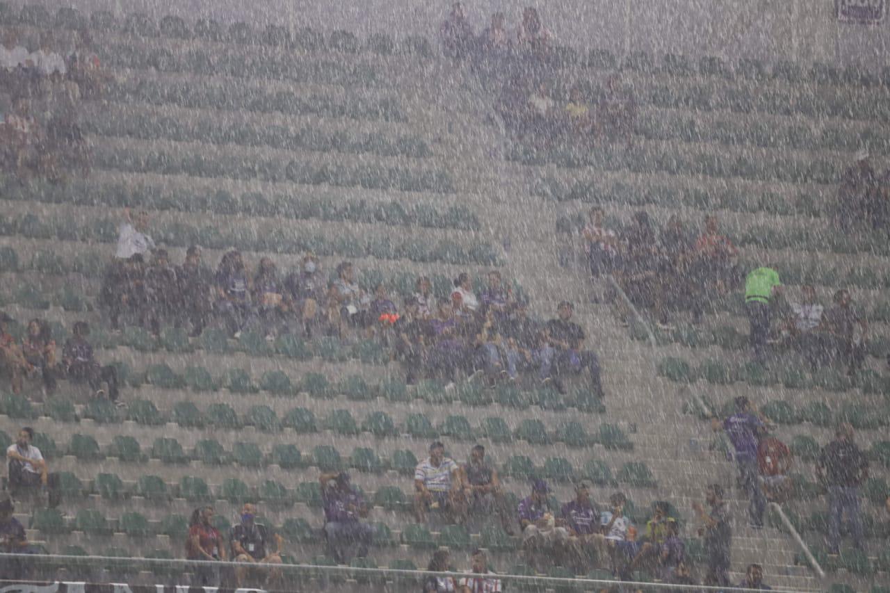 $!El Mazatlán-Chivas arrancará a la hora acordada, pese a la lluvia