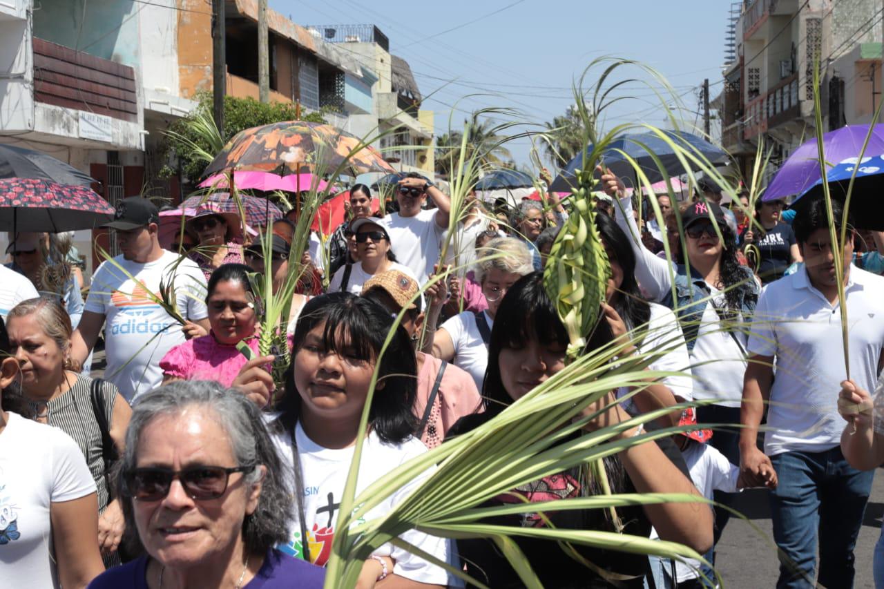 $!Jóvenes de Mazatlán representan la entrada triunfal de Jesús a Jerusalén