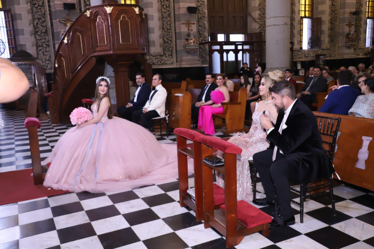 $!Un elegante vestido en color rosa, fue el que portó la feliz quinceañera.