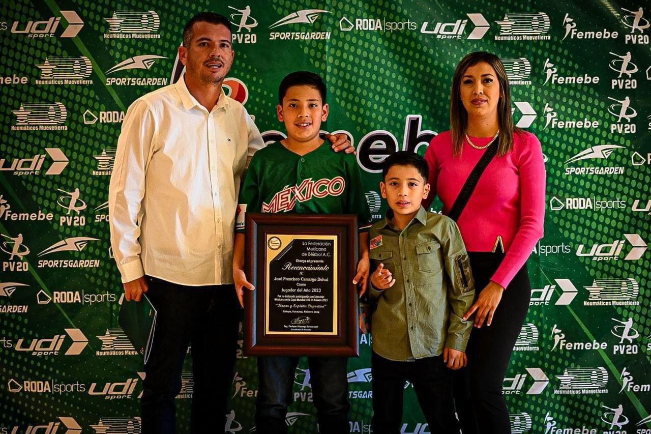 $!Sinaloense Francisco Camargo es reconocido como beisbolista del año por la Femebe