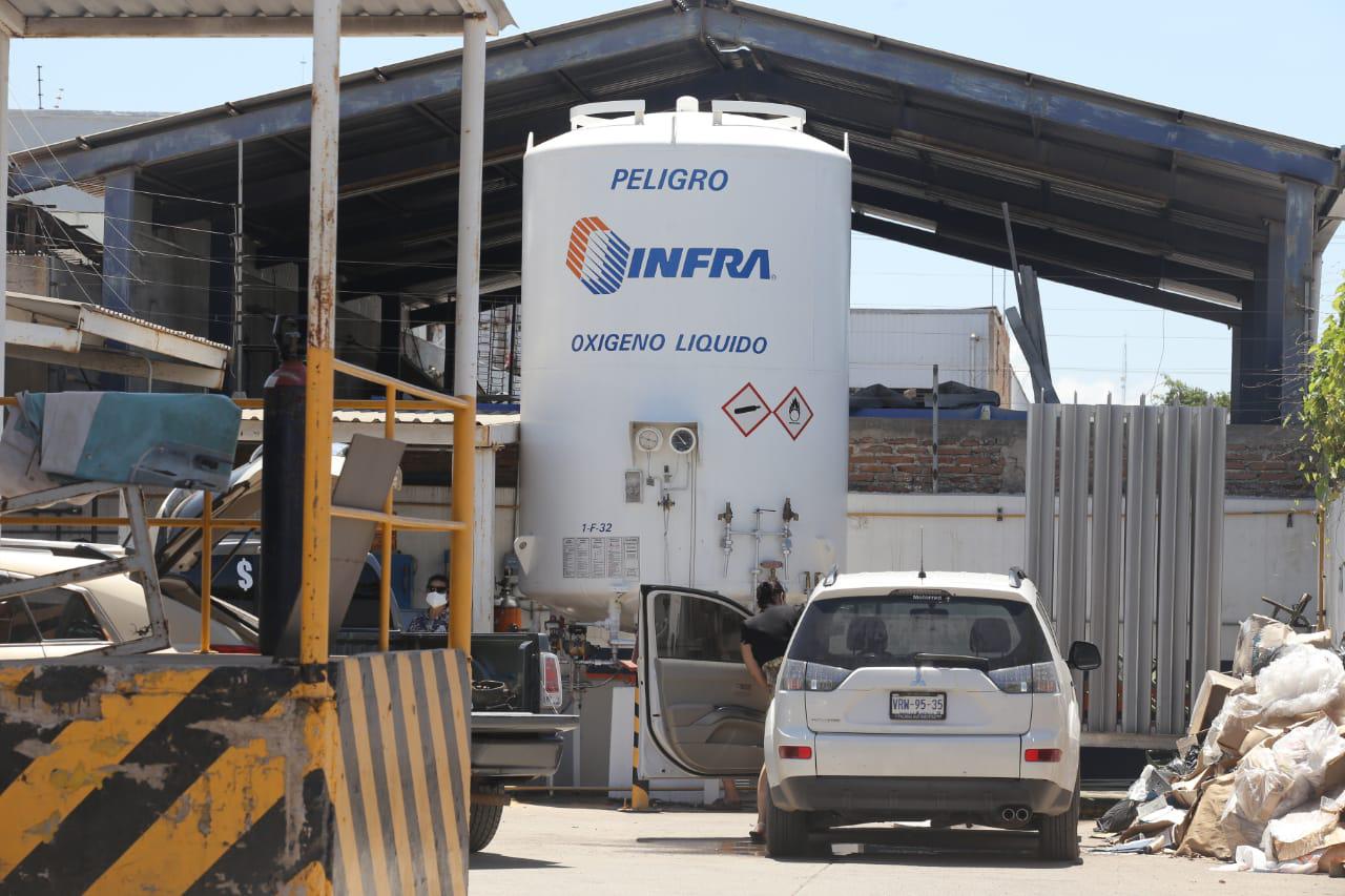 $!Van a rellenar tanques de oxígeno en Mazatlán, pero no alcanzan pese a que ya abren en domingo