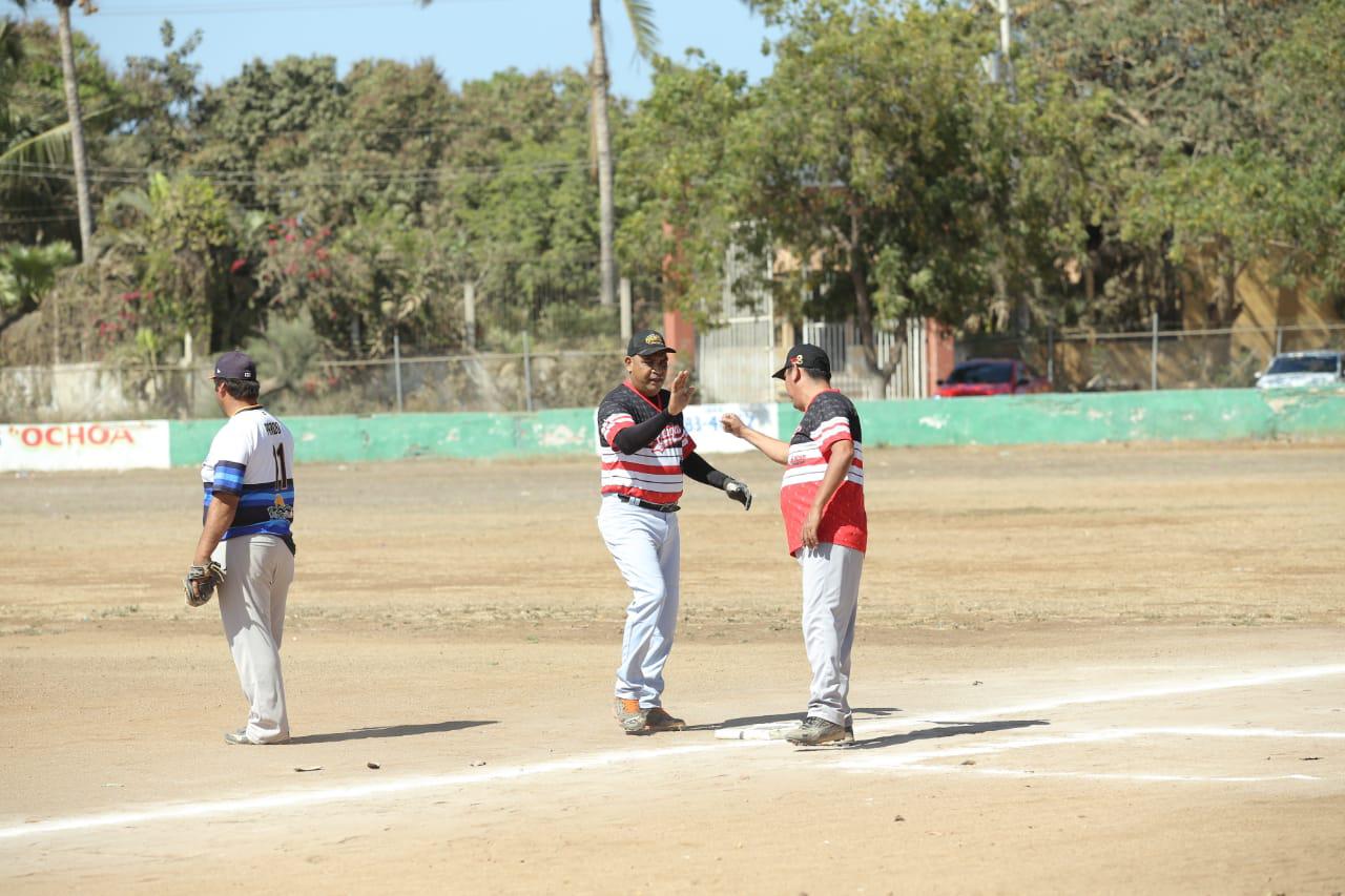 $!Los Plebes del Rancho igualan la serie final de playoffs en la Liga de Beisbol Eco Taxis Verdes
