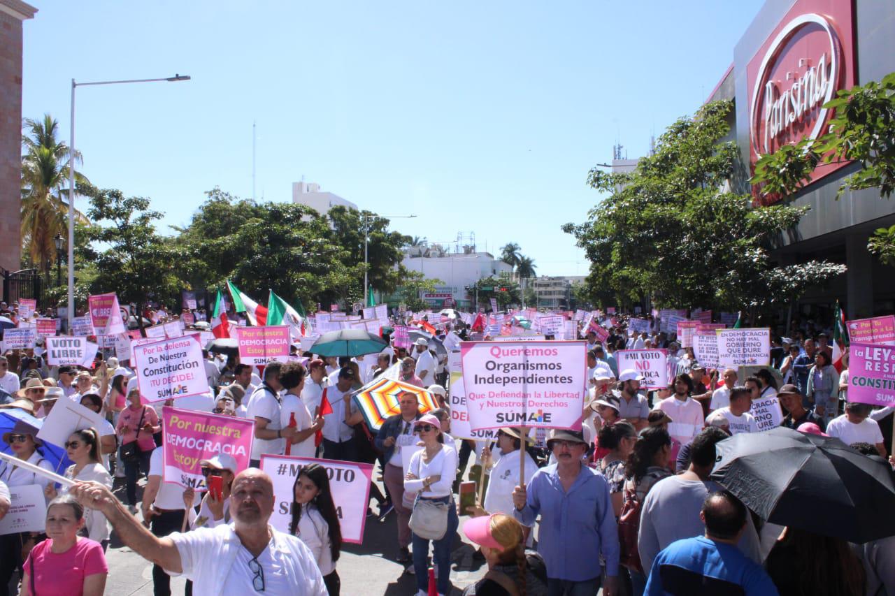 $!En Culiacán marchan cerca de 4 mil en movimiento por ‘nuestra democracia’