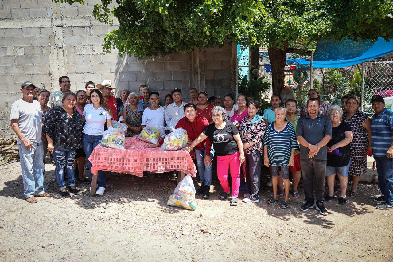 $!Entrega DIF Municipal despensas en colonias populares de Culiacán