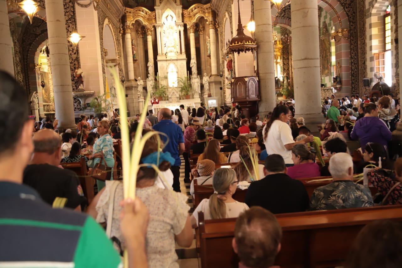 $!Jóvenes de Mazatlán representan la entrada triunfal de Jesús a Jerusalén