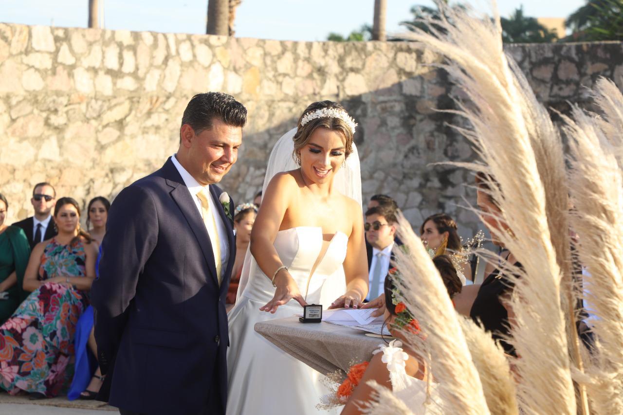 $!Rebeca y Juan Carlos, al momento de firmar y realizar la toma de huellas.