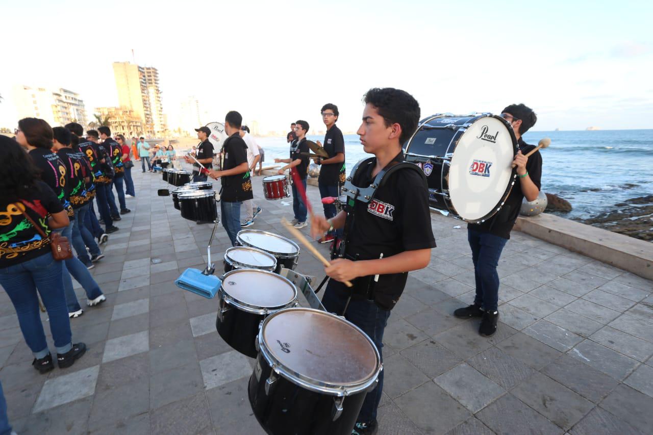 $!La brisa del mar enmarcó la presentación de los jóvenes músicos.