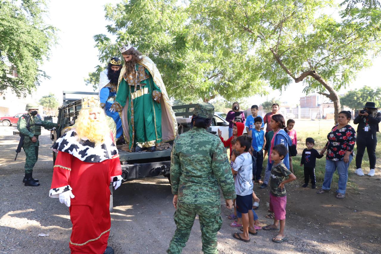 $!SÉ UN REY MAGO / Perla quiere ser militar cuando sea grande; los Reyes Magos y la Sedena visitaron su casa este 6 de enero