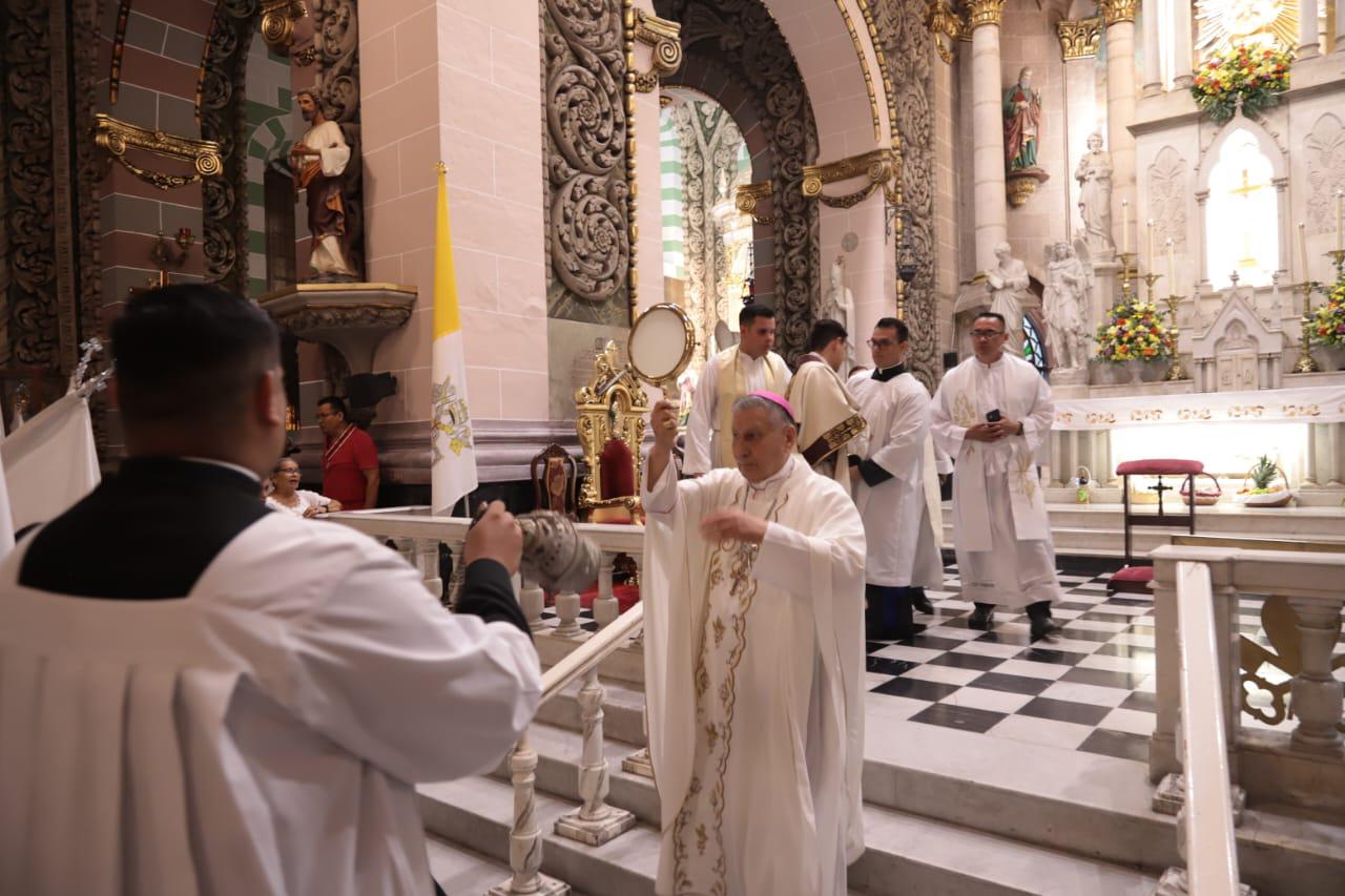 $!Celebran en Mazatlán con misa y procesión el Corpus Christi agradeciendo la institución de la eucaristía