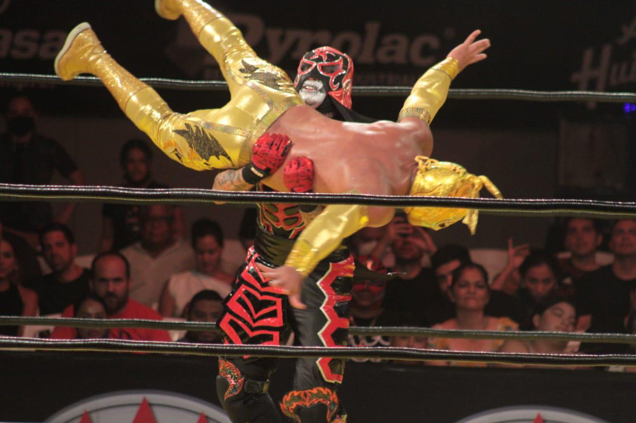 $!Pentagón Jr. e Hijo del Vikingo salen airosos en la Gira de Aniversario de la AAA en Mazatlán