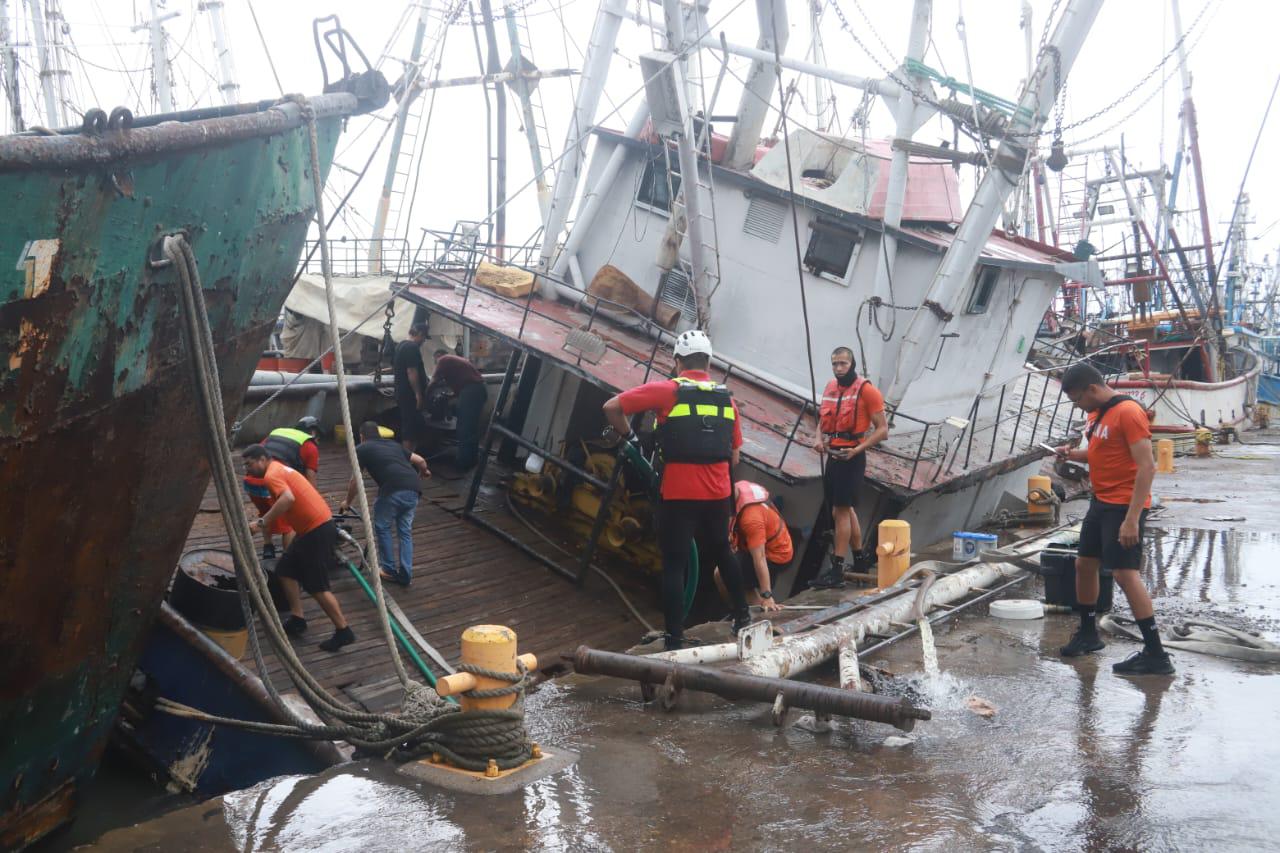 $!Se hunde barco camaronero atracado en el muelle del Bonfil