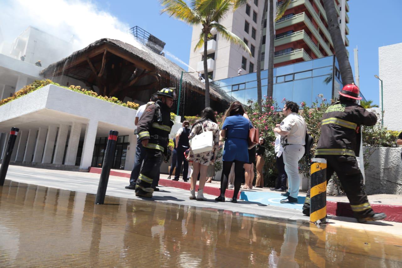 $!Incendio en palapa de hotel en Mazatlán moviliza a cuerpos de emergencia