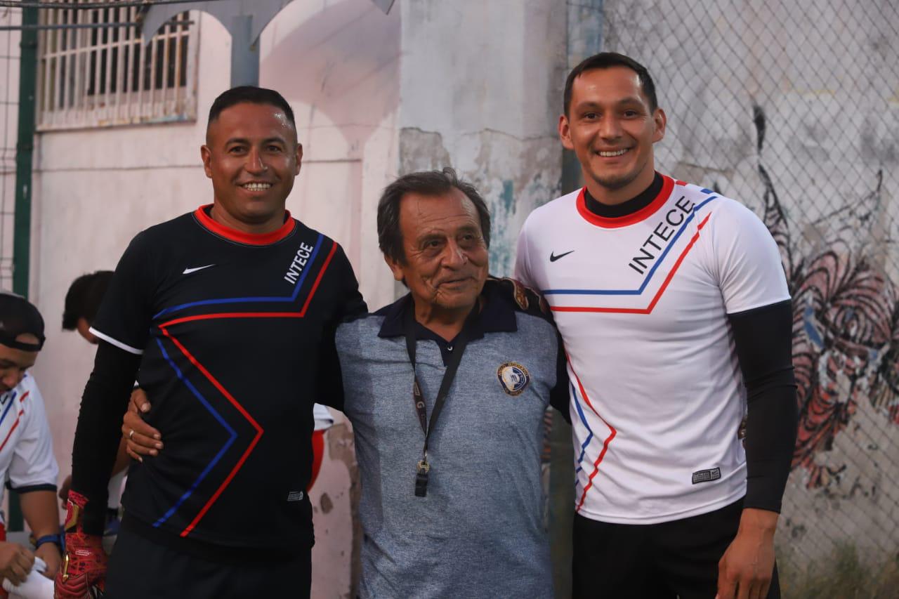 $!Rodolfo Cota se echa una cascarita en Mazatlán