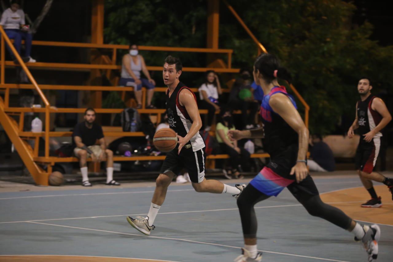 $!Osvel saca trepidante juego a Velero en el baloncesto de casa Hogar