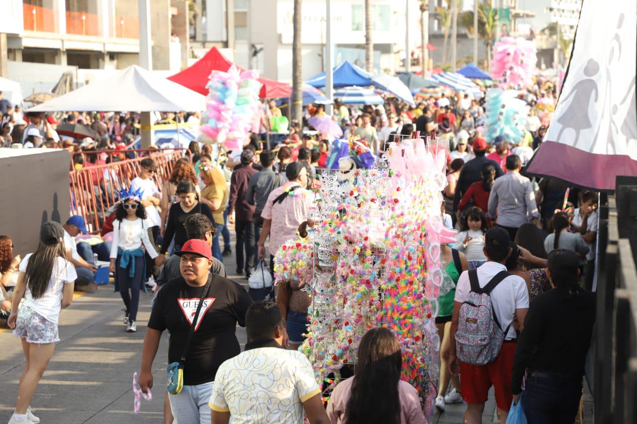 $!Desfile del Carnaval de Mazatlán atrae a miles al malecón