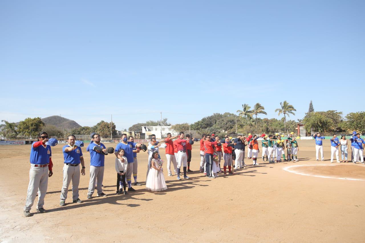 $!Gran fiesta se vive durante la ceremonia inaugural de la Liga de Beisbol Sabatina Interna 2022 del Club Polluelos