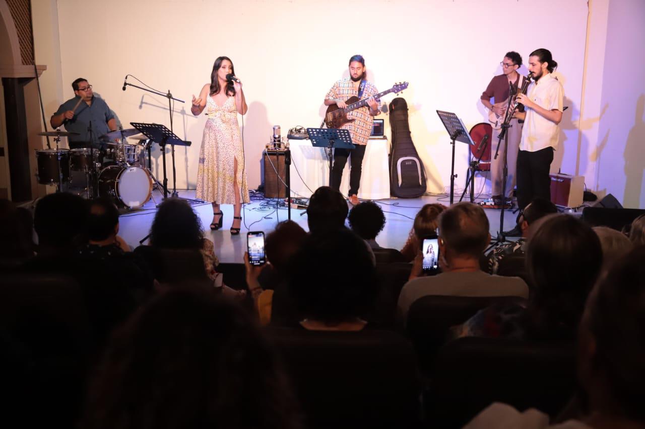 $!Los artistas Mariana Pamplona, Miguel Velarde, Samuel Chiquete, Jesús Jasso y Omar Ríos realizaron un ensamble perfecto en el recital latino de jazz que ofrecieron en Casa Haas.