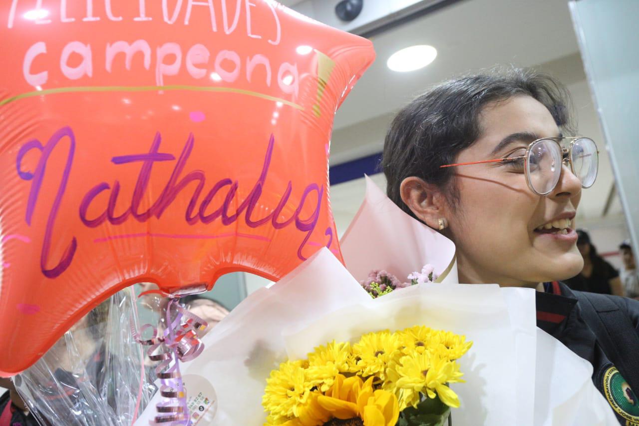 $!Llegan a Mazatlán las estudiantes ganadoras del oro en Rumania