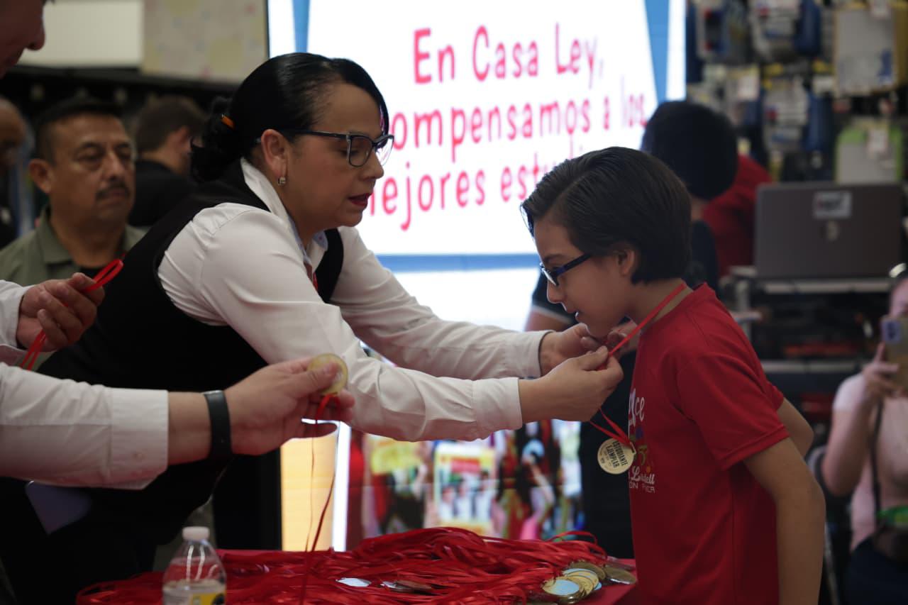 $!Casa Ley reconoce a niñas y niños por sus altas calificaciones con el programa ‘Ley Recompensa tu Esfuerzo’