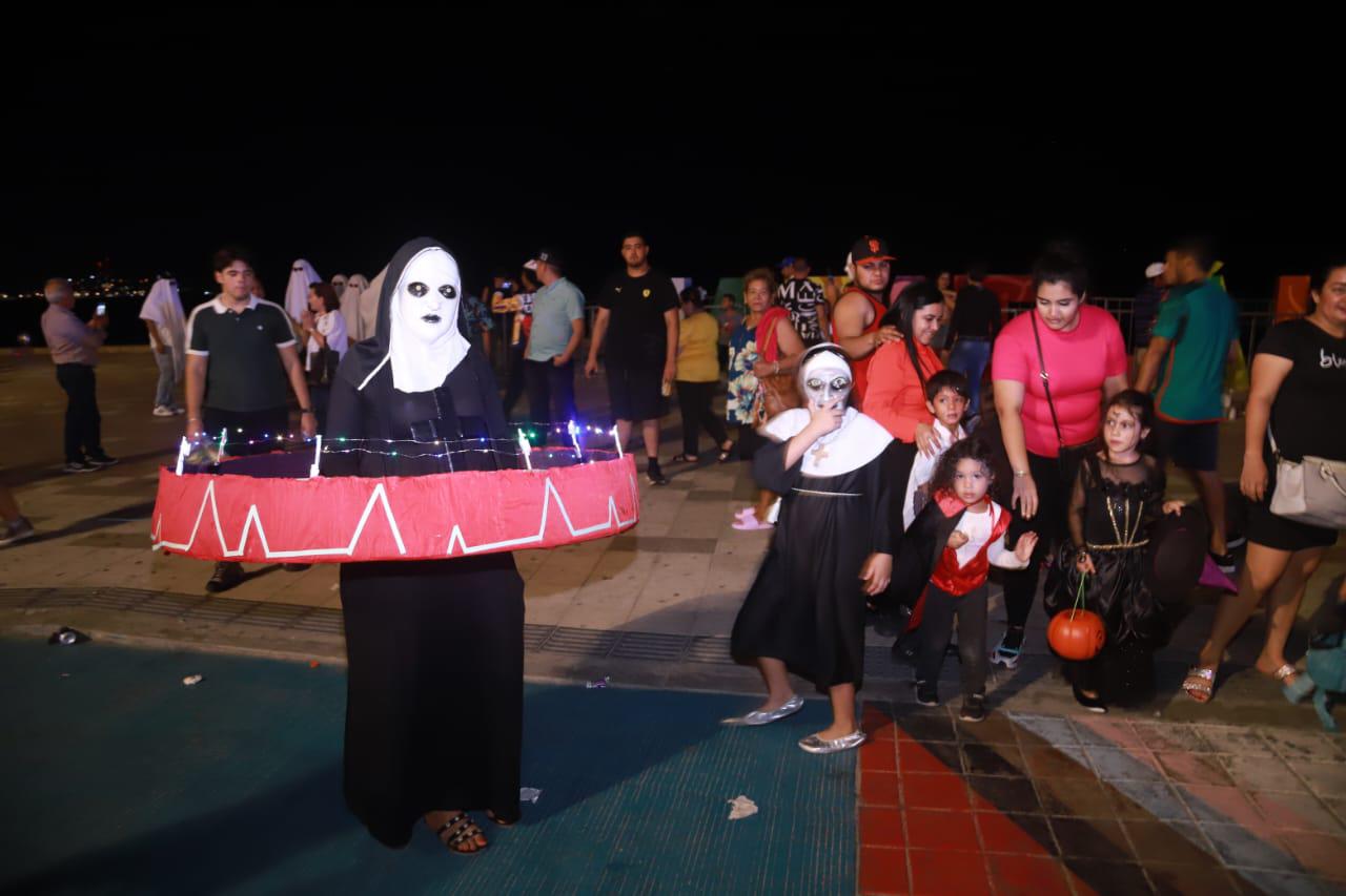 $!#Galería | En la Gran Plaza y en las letras de Mazatlán se arma la fiesta de Halloween