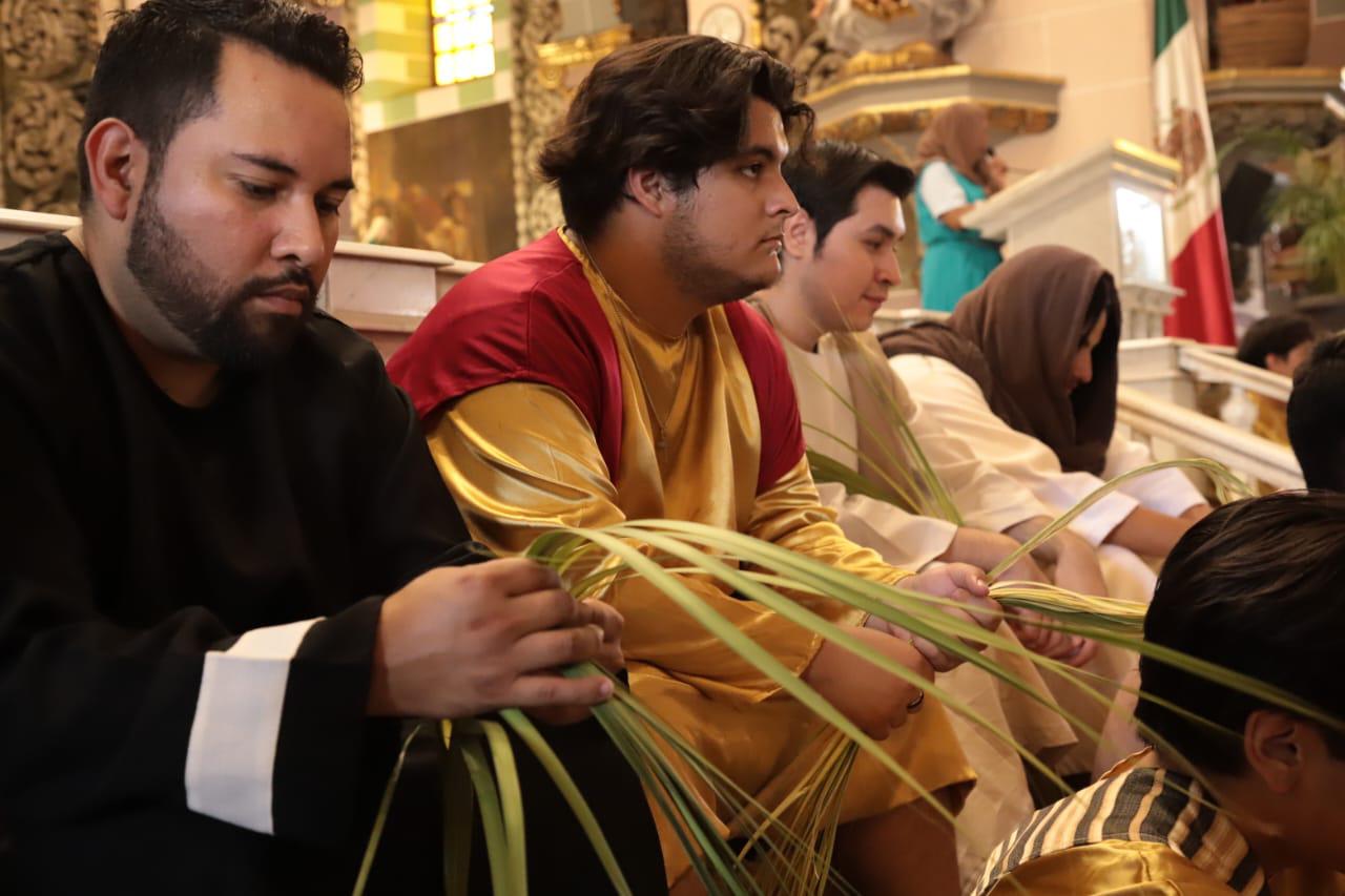$!Jóvenes de Mazatlán representan la entrada triunfal de Jesús a Jerusalén