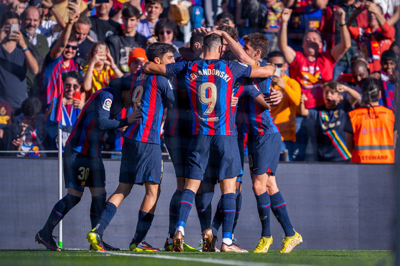 $!Barcelona empata en un derbi caliente y termina como líder