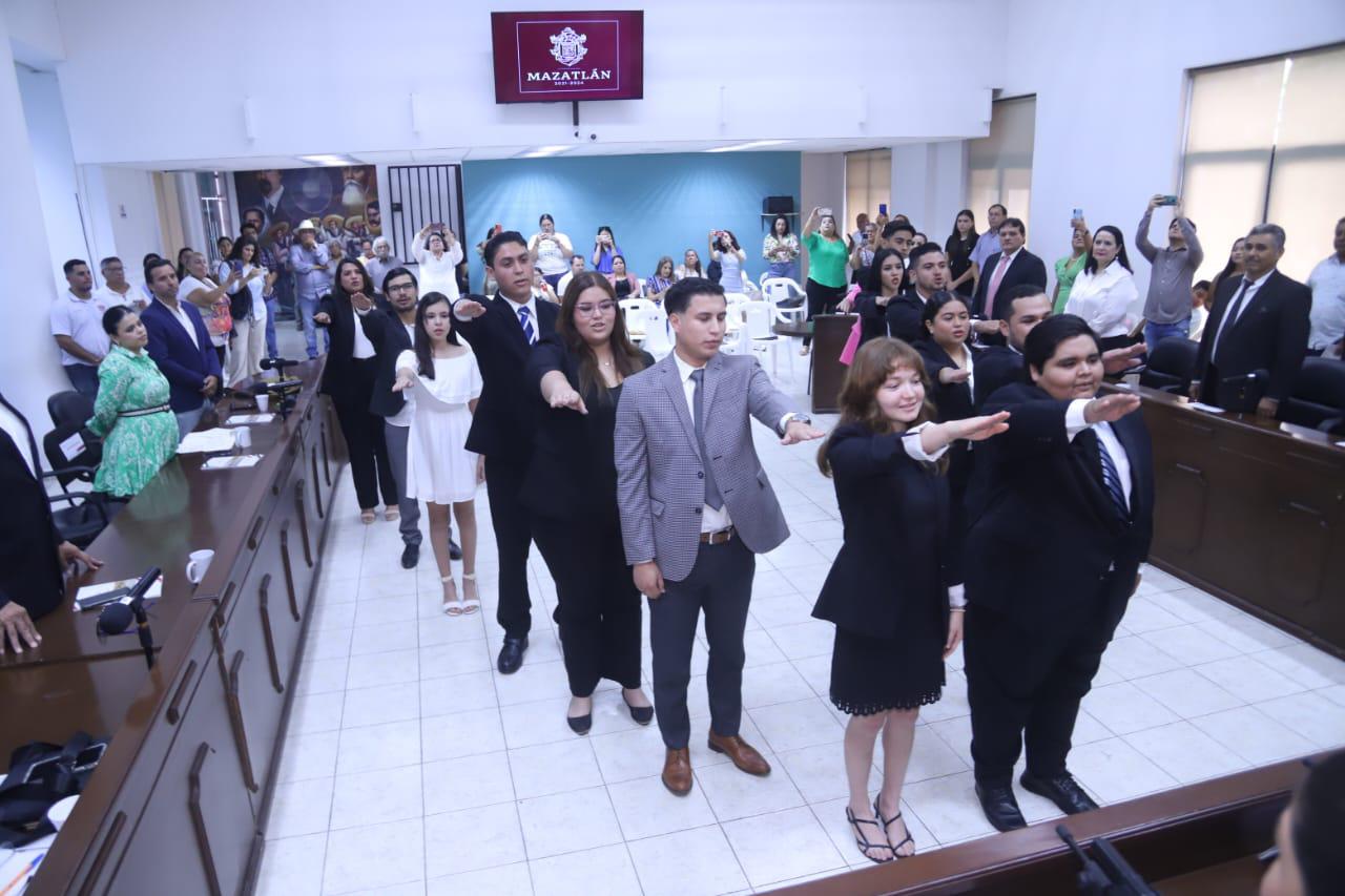 $!Rinde protesta el primer Cabildo Juvenil de Mazatlán