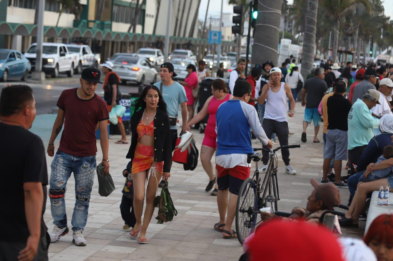 $!En un esfuerzo coordinado, salvavidas marcan la hora para salir del agua del mar en Mazatlán