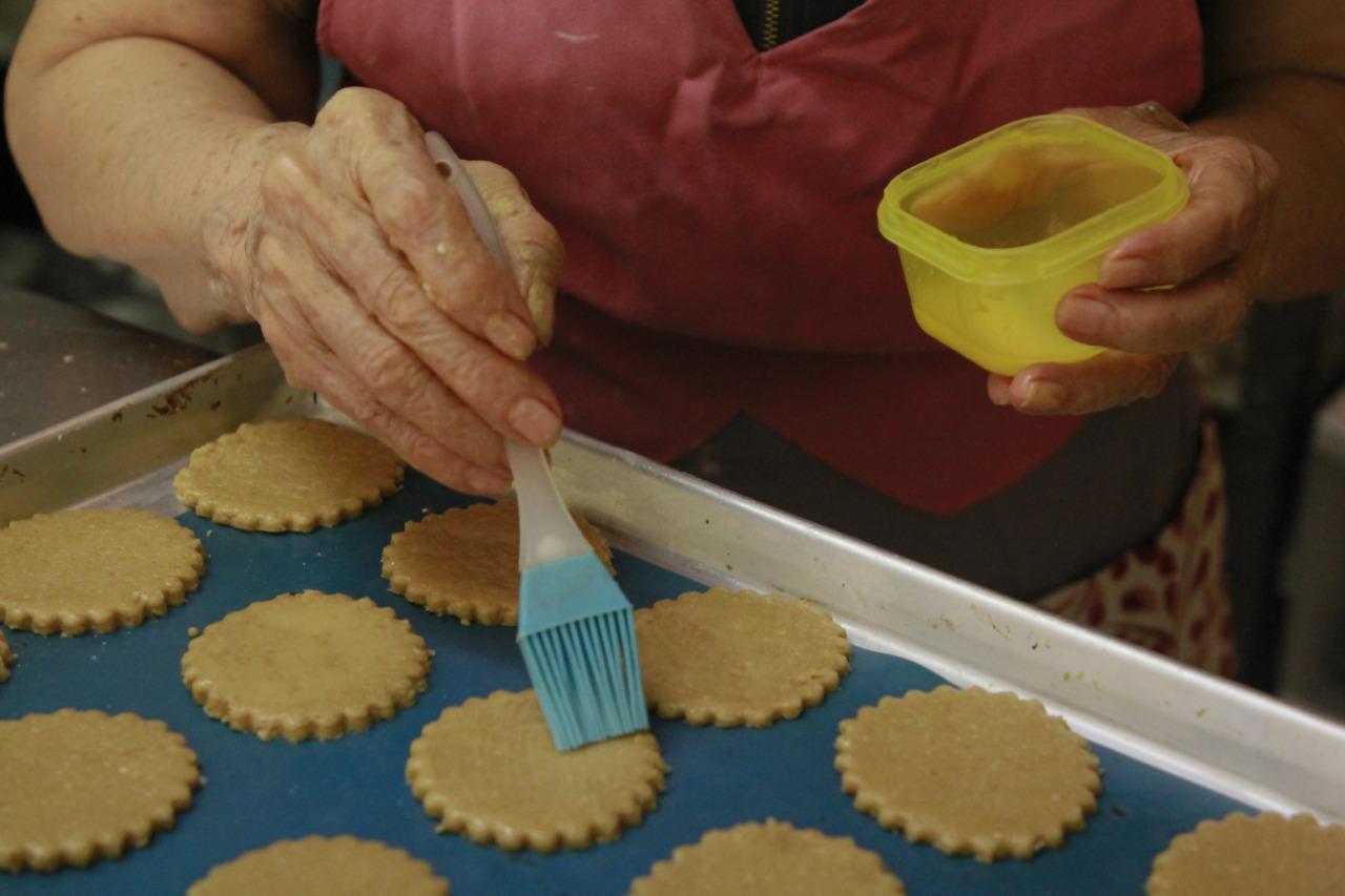 $!Con el sazón de la abuela, Alejandra hace deliciosas conchas rellenas y panes especiales en Culiacán