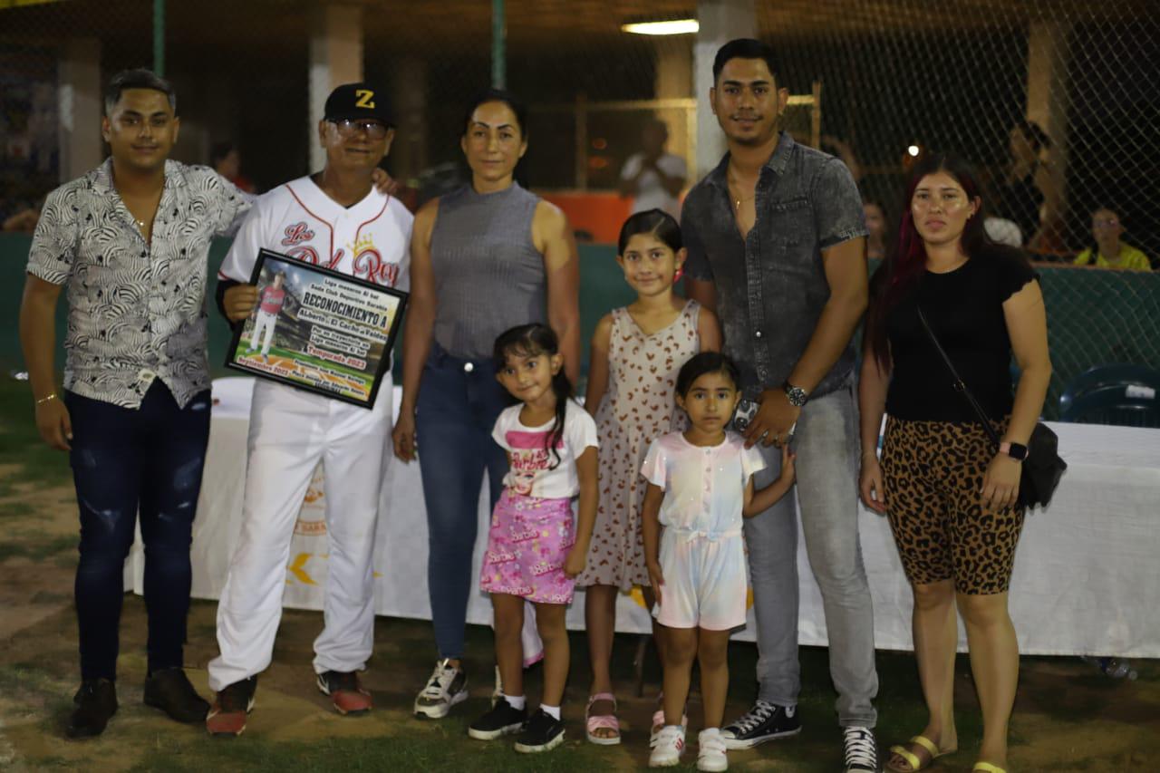 $!Cantan el playball en la Liga de Meseros Al Bat, en Mazatlán