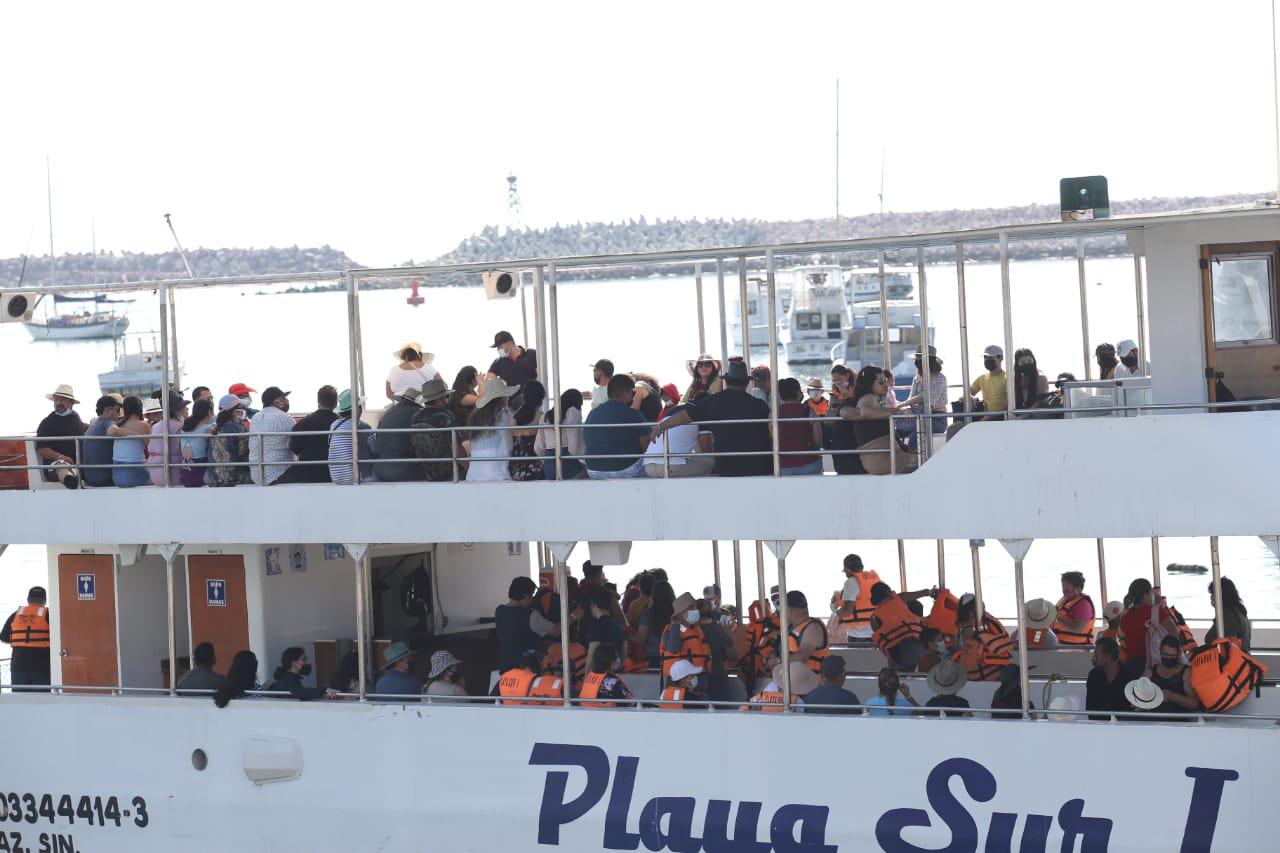 $!Turistas disfrutan del Faro, malecón, Zona Dorada y playas de Mazatlán; el tráfico aumenta y en tramos colapsa