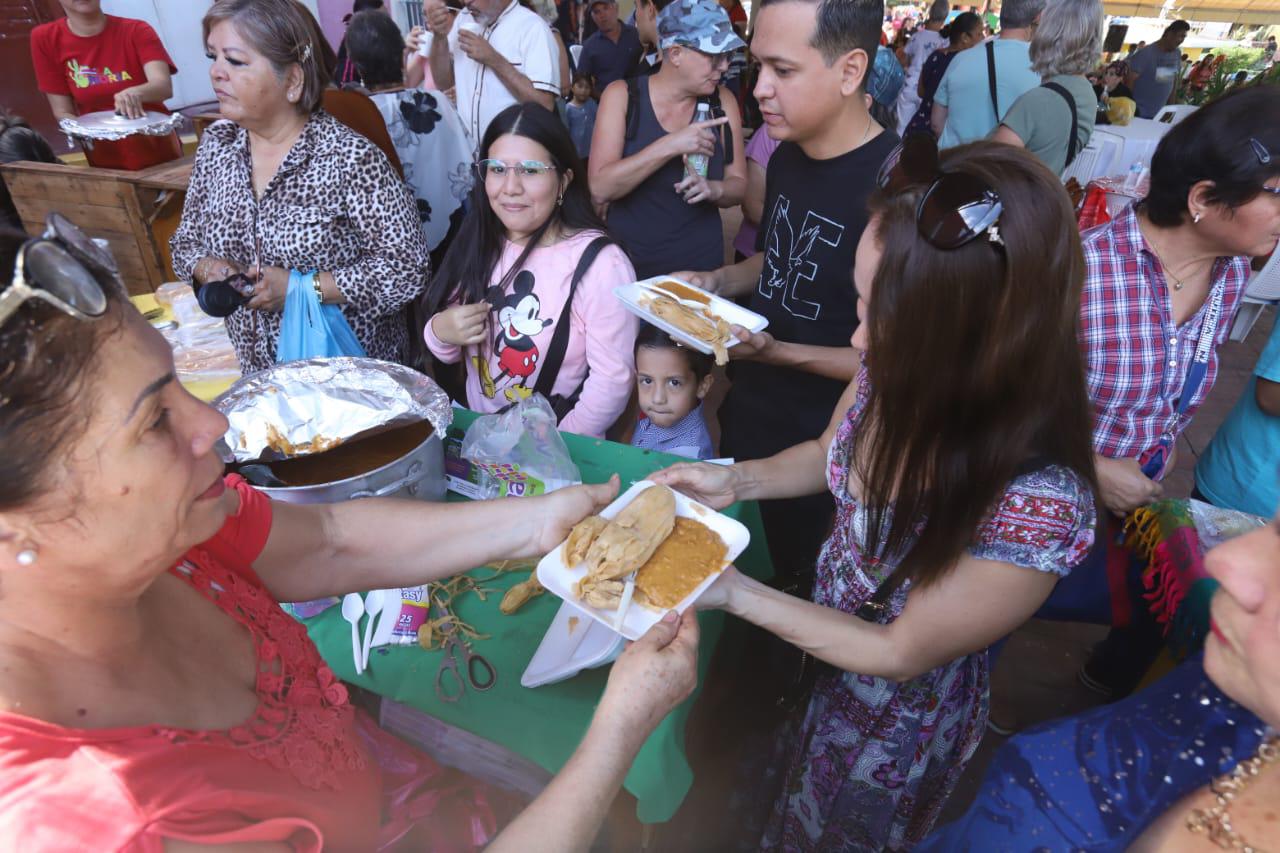 $!Asisten cientos de personas a la quinta Feria del Tamal en el Pueblo Señorial de La Noria