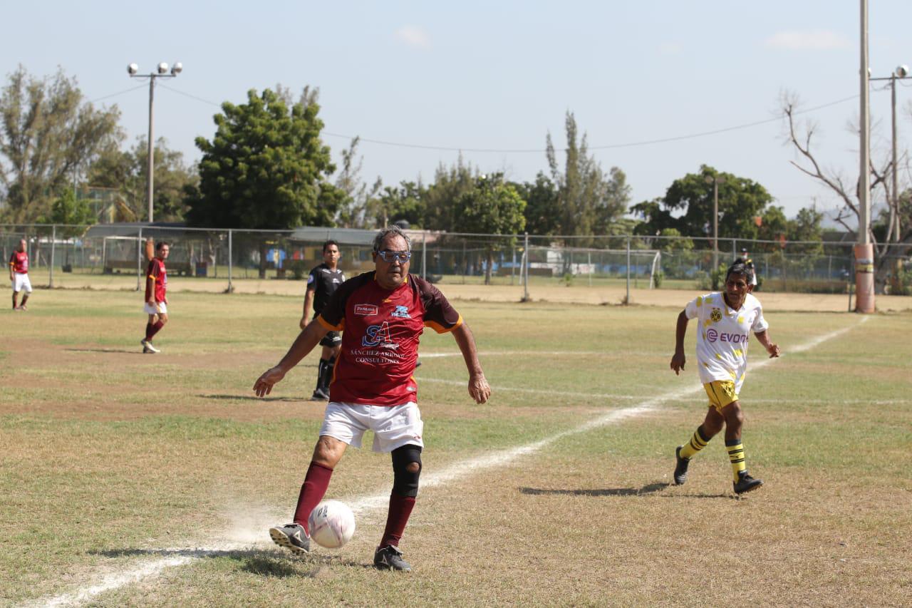 $!Amigos del Muralla no suelta la cima en Liga de Futbol Platino