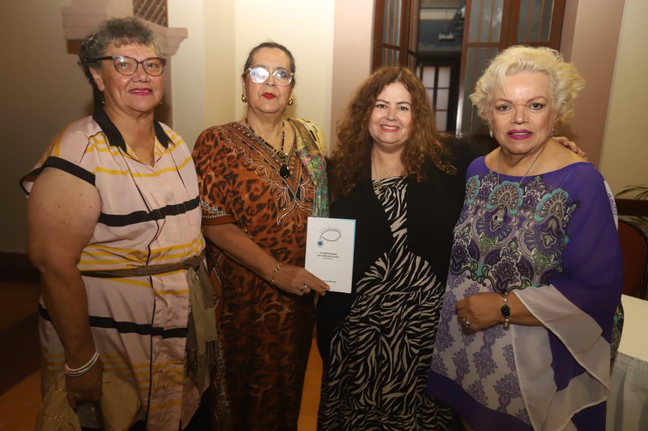 $!La expositora entre las también escritoras, Guadalupe Veneranda, María Muñiz y Julieta Montero.